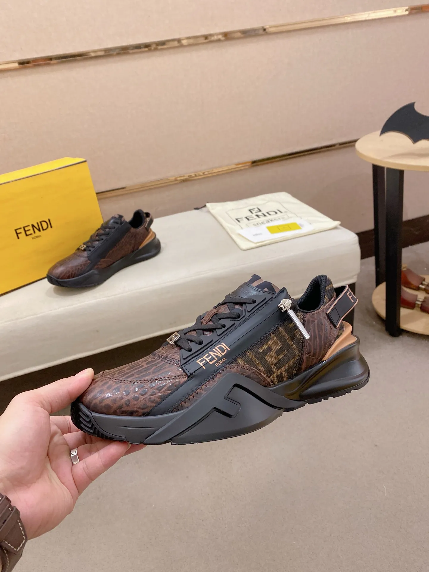 Factory price: 620💰(high version) [Fendi] Fendi’s latest casual shoes for men! Available at counters simultaneously! A one-to-one replica of the original. Made entirely of imported top-grain calfskin, the interior is made of top-grain water-dyed cowhide, and the original factory-supplied rubber outsole. Leading new fashion concepts. Matching code: 38-44 can be customized, 45 is not returnable!